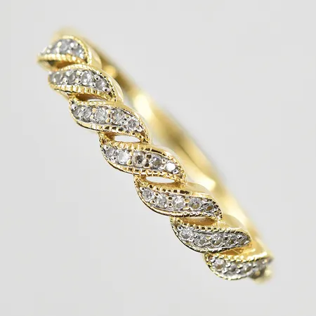 Ring med vita stenar GHA stl:18½, bredd 1-3mm, 18K. Vikt: 2,1 g