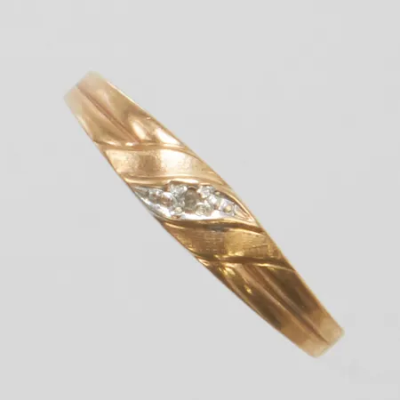 Ring med diamant 1 x ca 0,01ct, stl16¼, bredd 2-3mm, bruksslitage, 9K Vikt: 0,6 g