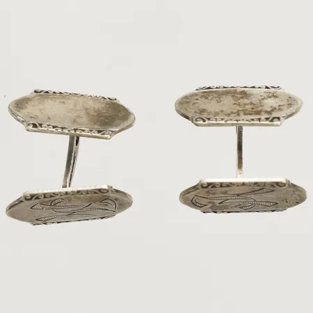 Ett par manschettknappar med monogramgravyr 20x12mm, silver Vikt: 8,6 g