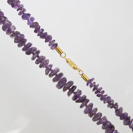 Collier med ametist, längd 59cm, bredd 7-13mm, oädel metall Vikt: 85,4g Vikt: 85,4 g