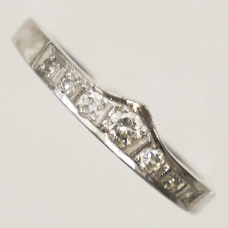 Ring med diamanter totalt 0,23ct stl:17¾ bredd 1,9mm gravyr vitguld 18K Vikt: 2,9 g