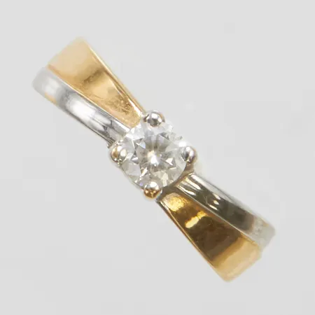 Ring med vit sten stl:16, bredd 3-5mm, tvåfärgad, GHA, 18K Vikt: 1,1 g