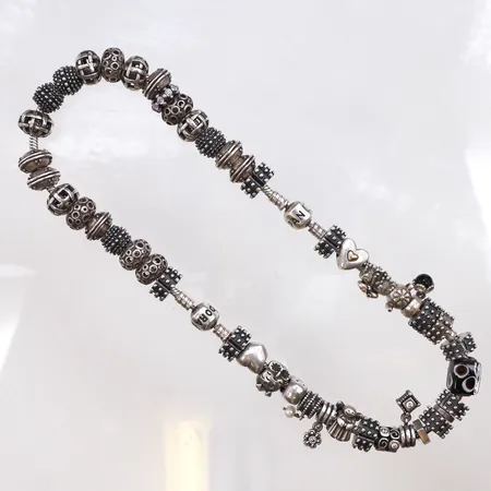 Collier med berlocker Pandora, 23 berlocker, längd ca40cm, 830-925/1000 silver. Vikt: 143,5 g