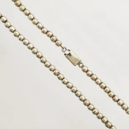 Collier längd 47,5cm, bredd 6mm ojämna kulor, vissa med skador Mexico 925/1000 Vikt: 44,8 g