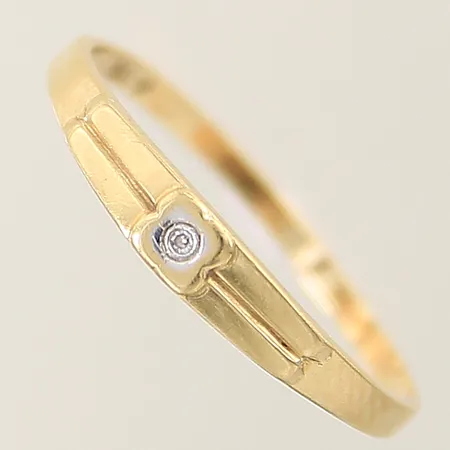 Ring med diamant ca 0,005ct stl:19½ bredd:1,5-3mm, något skev skena, 18K  Vikt: 1 g