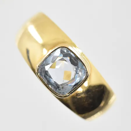 Ring med vit sten stl:20, bredd 3-8mm, 18K. Vikt: 2,9 g