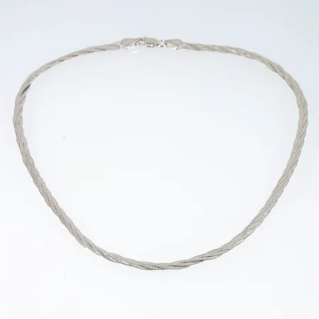 Halvstelt collier i silver. Längd 42 cm. Bredd 3,8 mm. Vikt 12,0g 925/1000.