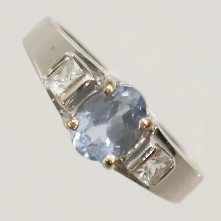 Ring med akvamarin samt vita stenar stl:16¾, bredd 2,9-6,9mm arabiska stämplar 18K  Vikt: 3,8 g