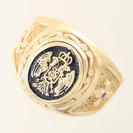 Ring med dekor av dubbelhövdad örn med emaljdetaljer samt röda stenar stl:19¼ bredd:3-18mm 14K  Vikt: 8,9 g