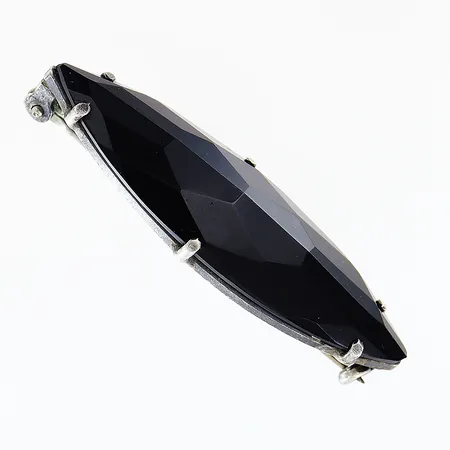 Brosch 40x11mm, svart fasetterad Onyx, nål i metall, svensk importstämpel, silver 830/1000. Vikt: 3,4 g