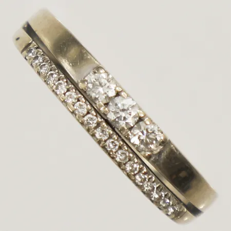 Ring med diamanter 0,25ct enligt gravyr stl:16¾, bredd 2,6mm, behov av omrodiering GHA 18K Vikt: 3,5 g