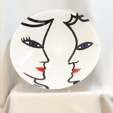 Fat Kosta Boda Ulrica Hydman Vallien Open Minds, Ø37cm, höjd 5,5cm Skickas med postpaket.