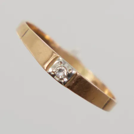 Ring med åttkantslipad diamant 1 x ca 0,02ct, stl:17¾, bredd 3mm , 18K Vikt: 1,3 g