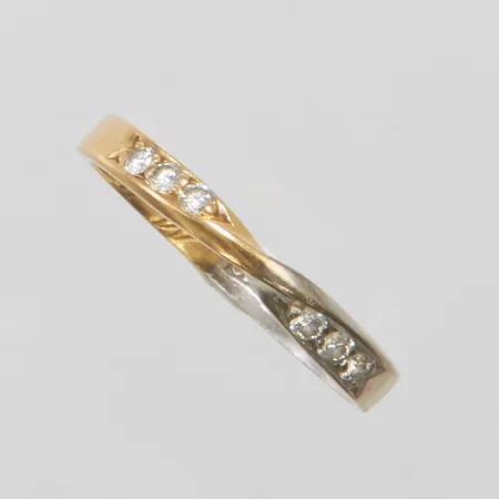 Ring med diamanter 6 x ca 0,02ct, stl: 17, bredd: 3mm, tvåfärgad, gravyr, 18K Vikt: 1,8 g