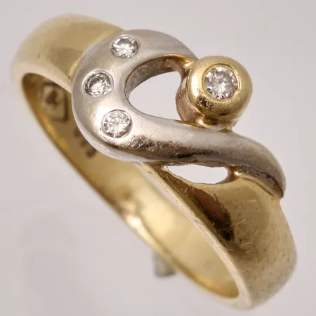 Ring stl: 15½, bredd 2,5-7,8mm, 4st diamanter, ca 0,05ct totalt, vitgulds detalj, 14K guld, 3,61g.