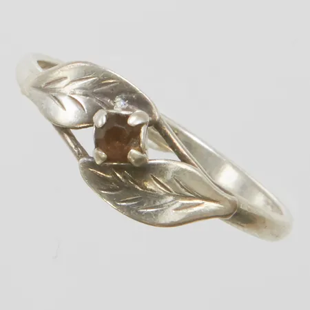 Ring med brun sten och lövdekor, stl:18½, bredd 2-7mm, skadad sten, 835/1000 silver Vikt: 1,4g Vikt: 1,4 g