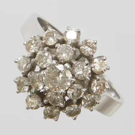 Ring med 19 diamanter 1,20ct enligt gravyr, stl:18¾, bredd 3-15mm, höjd 12mm, vitguld, engelska stämplar, 18K Vikt: 6,7 g