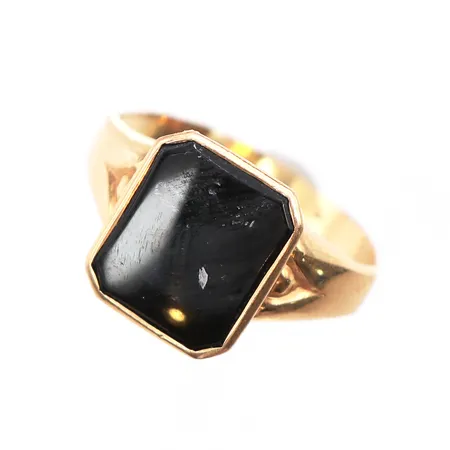 Klackring med onyx, stl:18, mått 11,8x9mm, ojämn skena, 18K. Vikt: 2,5 g