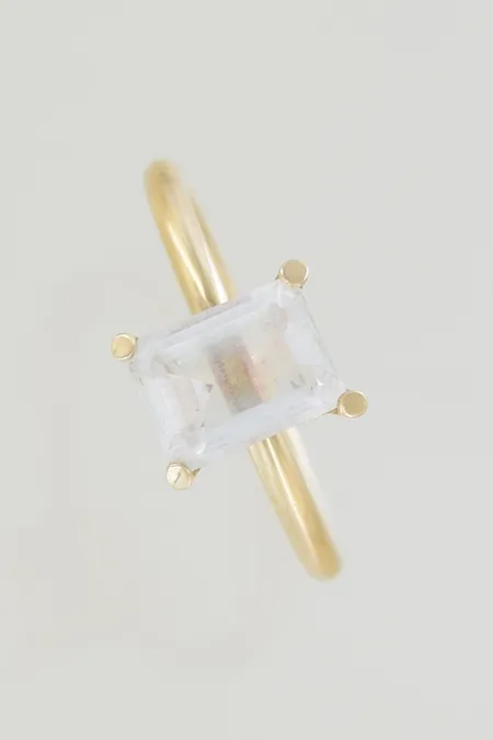 Ring med sten stl: 16½ höjd 8 mm, gravyr datum 18K Vikt: 3,4 g