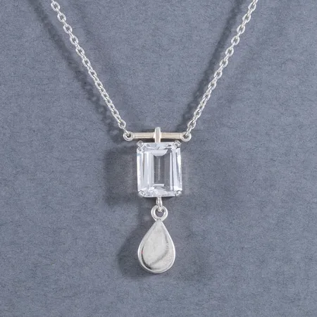 Collier Efva Attling Crystal Drop Necklace med smaragdslipad bergkristall längd 42/45cm bredd kedja 1,5mm, hängets bredd 8,5mm längd 27,5mm, silver 925/1000 5,5g.