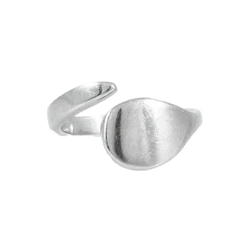 Ring Efva Attling Happy Tear stl:16¾ bredd 3-12mm, silver 925/1000 4,1g. Originalask medföljer.