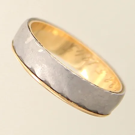 Ring mönstrad stl:18 bredd 4,6mm, mitten del i stål, gravyr 18K  Vikt: 3,3 g
