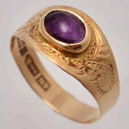 Ring stl:16, bredd ca 4-9mm, lila sten, mått 4x5mm, Guldsmed J Bohlins I Arboga Ab, 18K, 1,65g. 