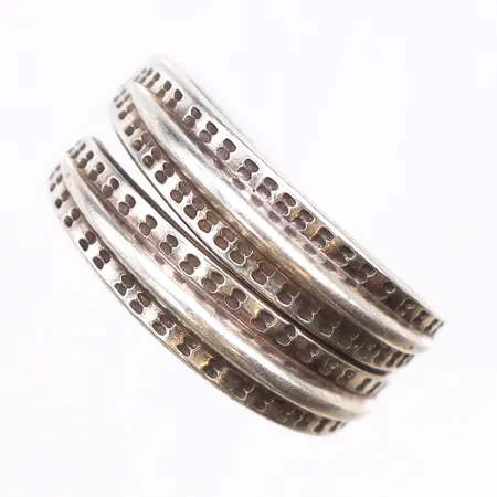 Ring, stl:19, bredd 4-11,2mm, gravyr, 925/1000 silver. Vikt: 6,3 g