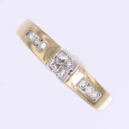 Ring med diamanter 6 x ca 0,01ct och 4 prinsesslipade 0,02ct stl 17¼ bredd 2-4,5mm gravyr 18K Vikt: 4,8 g