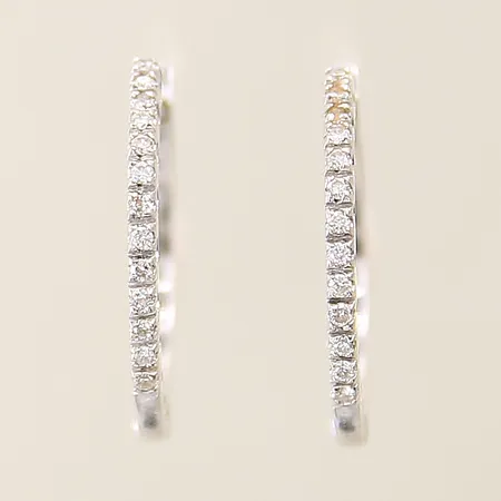 Ett par örhängen med diamanter 26 x ca 0,01ct Ø21mm bredd:1mm vitguld 18K  Vikt: 5 g
