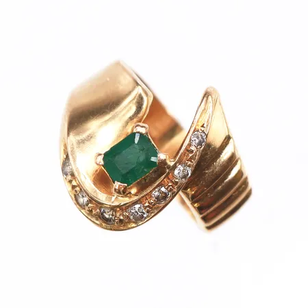 Ring med smaragd och små diamanter, stl:16, 7x0,01ct, bredd 5,8-16,2mm, repig smaragd, 18K. Vikt: 7,1 g