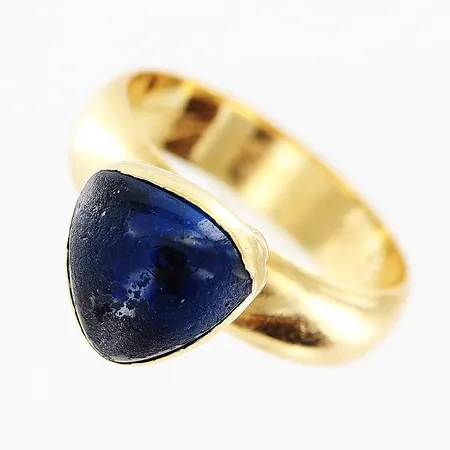 Ring stl:17, slitage på sten, gravyr, 18K Vikt: 5,2 g