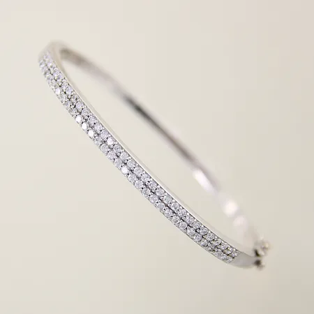 Armring med vita stenar Ø66mm öppningsbart silver 925/1000 Vikt: 15,5 g