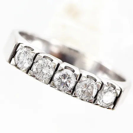 Ring diamanter 5st totalt 0,50ctv piqué enligt gravyr stl:16¾ bredd 3-3,5mm vitguld 18K  Vikt: 4,5 g