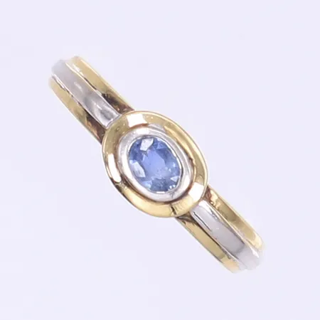 Ring med blå sten stl 16¾ bredd 2-6mm 18K Vikt: 2,4 g