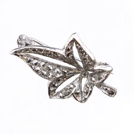 Brosch med stenar, längd 31,4mm, bredd 3,5-22,6mm, 830/1000 silver. Vikt: 4,7 g