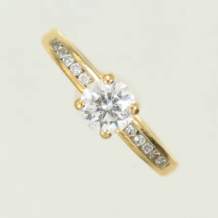 Ring med vita stenar, stl 17 bredd 1,5-5mm, 18K 2,6g totalt