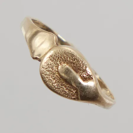 Ring med mönsterdekor i relief stl:17½, bredd 7,3-1,3mm, ostämplad 14K Vikt: 2,2 g
