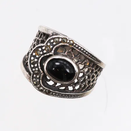 Ring med svart sten, stl:15, bredd 4,1-14,6mm, 830/1000 silver. Vikt: 6,2 g