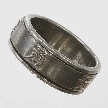 Ring med rörlig del, kinesiskt tecken för kärlek, stl:21½, bredd 9mm, 925/1000 silver Vikt: 9,7g Vikt: 9,7 g
