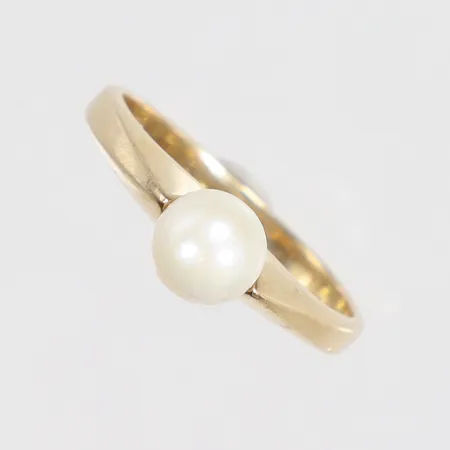 Ring med odlad pärla stl:17¼ bredd 2-5mm, pärla med slitage 18K Vikt: 2,7 g