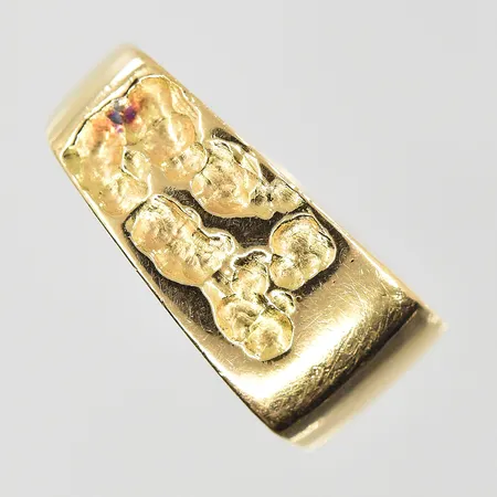 Klackring stl:17¾, bredd 4-9mm, 18K. Vikt: 7,4 g
