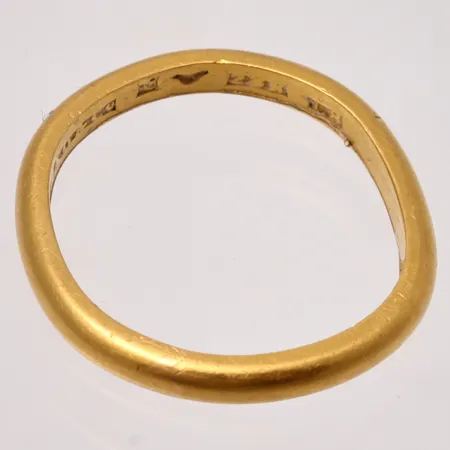 Ring stl:19, bredd 2,5mm, defekt ojämn skena, 23K guld, 4,84g.