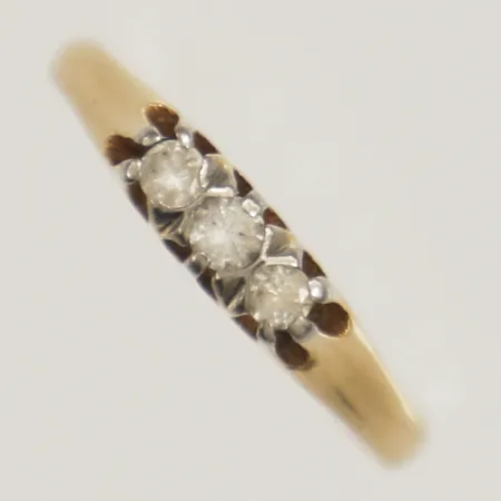 Ring med vita stenar stl:17 bredd 2mm 18K Vikt: 1,9 g