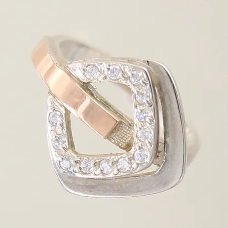 Ring med vita stenar stl 17 bredd 2-17mm, del av skena i 9K, silver 925/1000 Vikt: 4,3 g