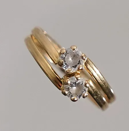 Ring med 2 vita stenar stl: 18mm. bredd: 3.3-7.5mm Vikt: 1 g