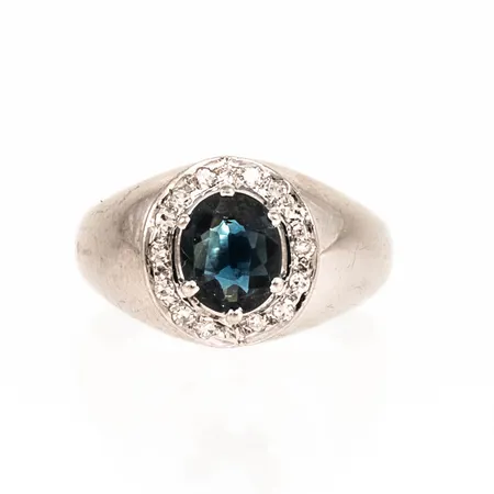 Ring i 18K vitguld med en blågrön safir och 14 åttkantslipade diamanter á ca 0,005ct. Stl: 16. Bredd 3,1 - 10,8 mm. Vikt 4,7g Vikt: 4,7 g