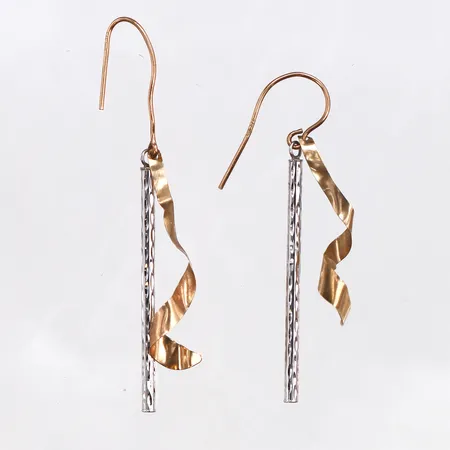 Örhängen, längd 32,6-51,3mm, bredd 1,8mm, defekter/ojämnheter, 9K. Vikt: 0,8 g