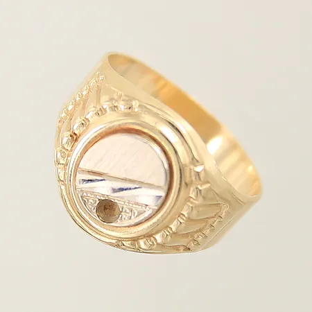 Ring med dekor stl:20 bredd:4-16mm, en sten saknas, 14K  Vikt: 5,9 g