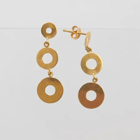 Örhängen längd 30mm, bredd 6-10mm, repiga, omaka snurrebussar, 18K Vikt: 1,3 g